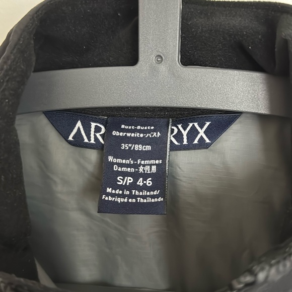 Arc'teryx Atom in Black - Picture 2 of 6